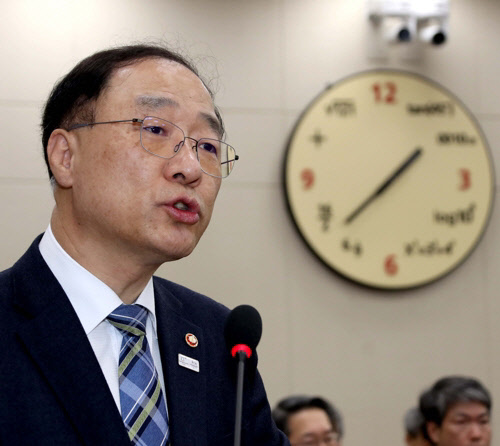 홍남기 국무조정실장은 31일 국회 4차산업혁명특위 업무보고에서 가상화폐 규제와 블록체인 기술육성을 구분해 대응할 계획이라고 밝혔다. /연합뉴스